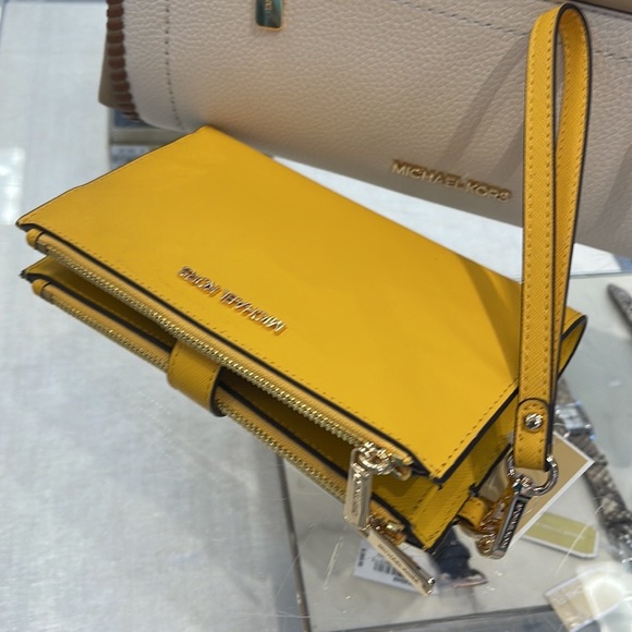 Michael Kors Jet Set Travel Large Double Zip Leather Wristlet phone holder
NWT - Picture 7 of 16